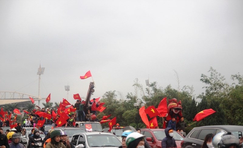 Xe cẩu, xe tải chở người hâm mộ đổ về khách sạn